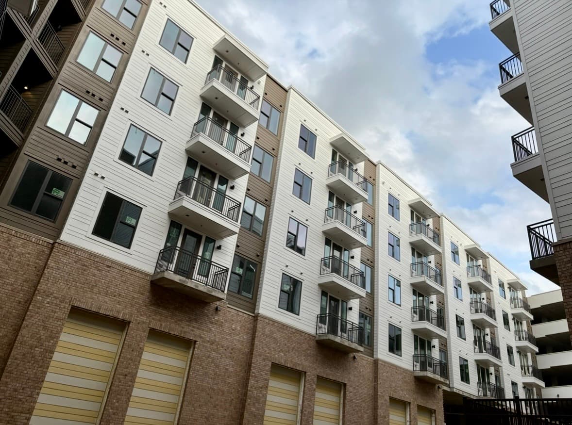 Five-storey Fiji Lofts apartment building in Dallas, seen from the courtyard